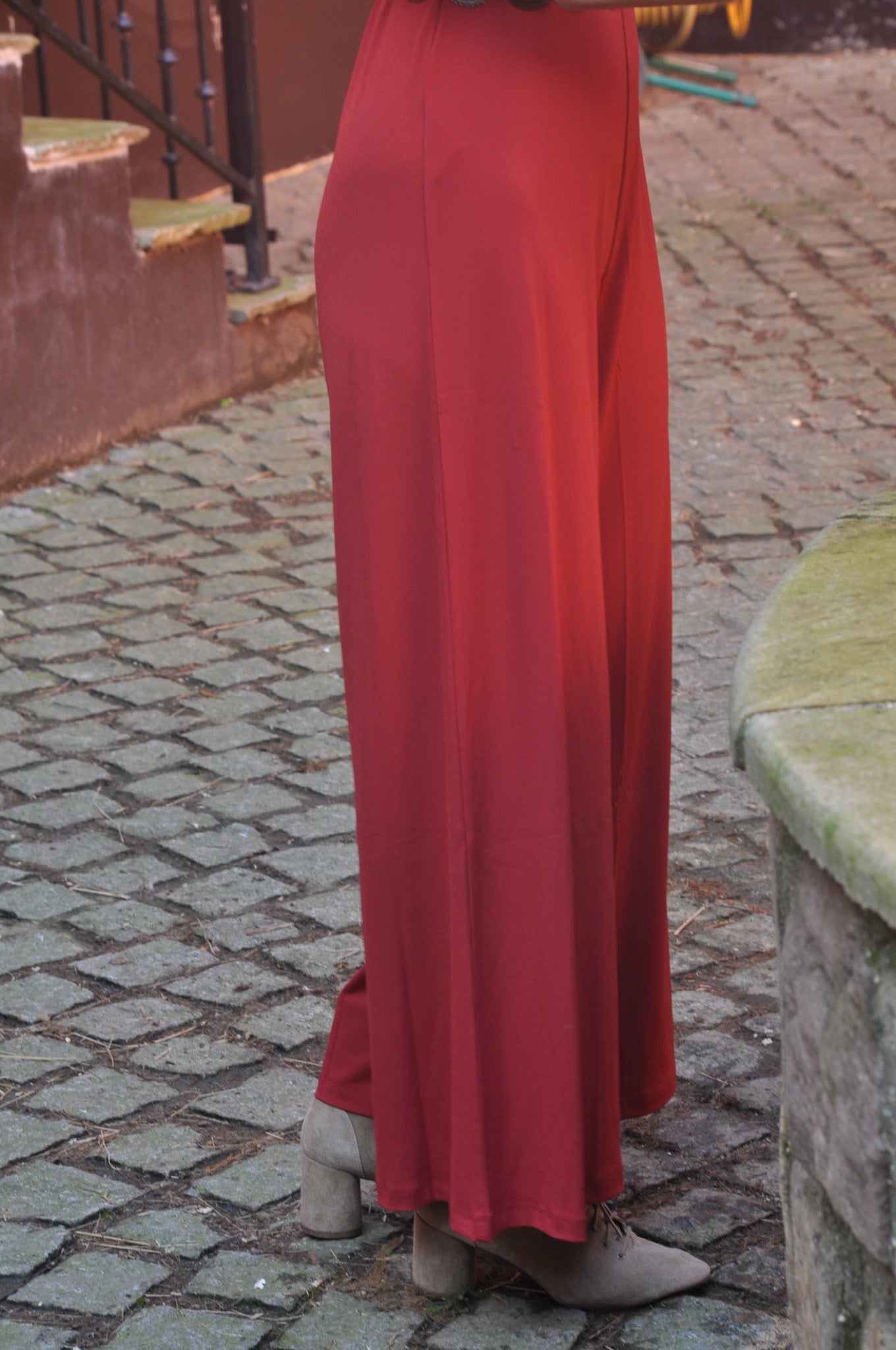 Combinaison Lou rouge portée - look bohème élégant femme