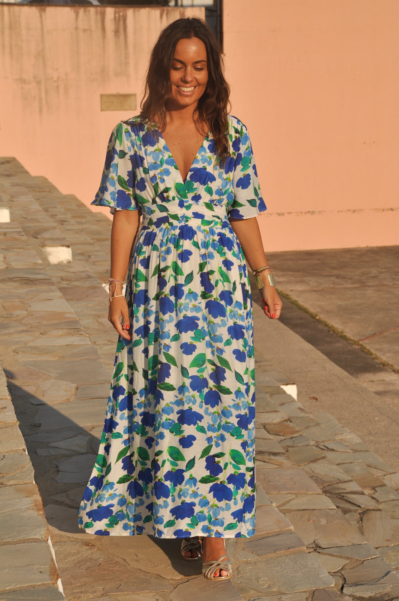 robe-longue-fleurie-bleu-azur-portee.jpg