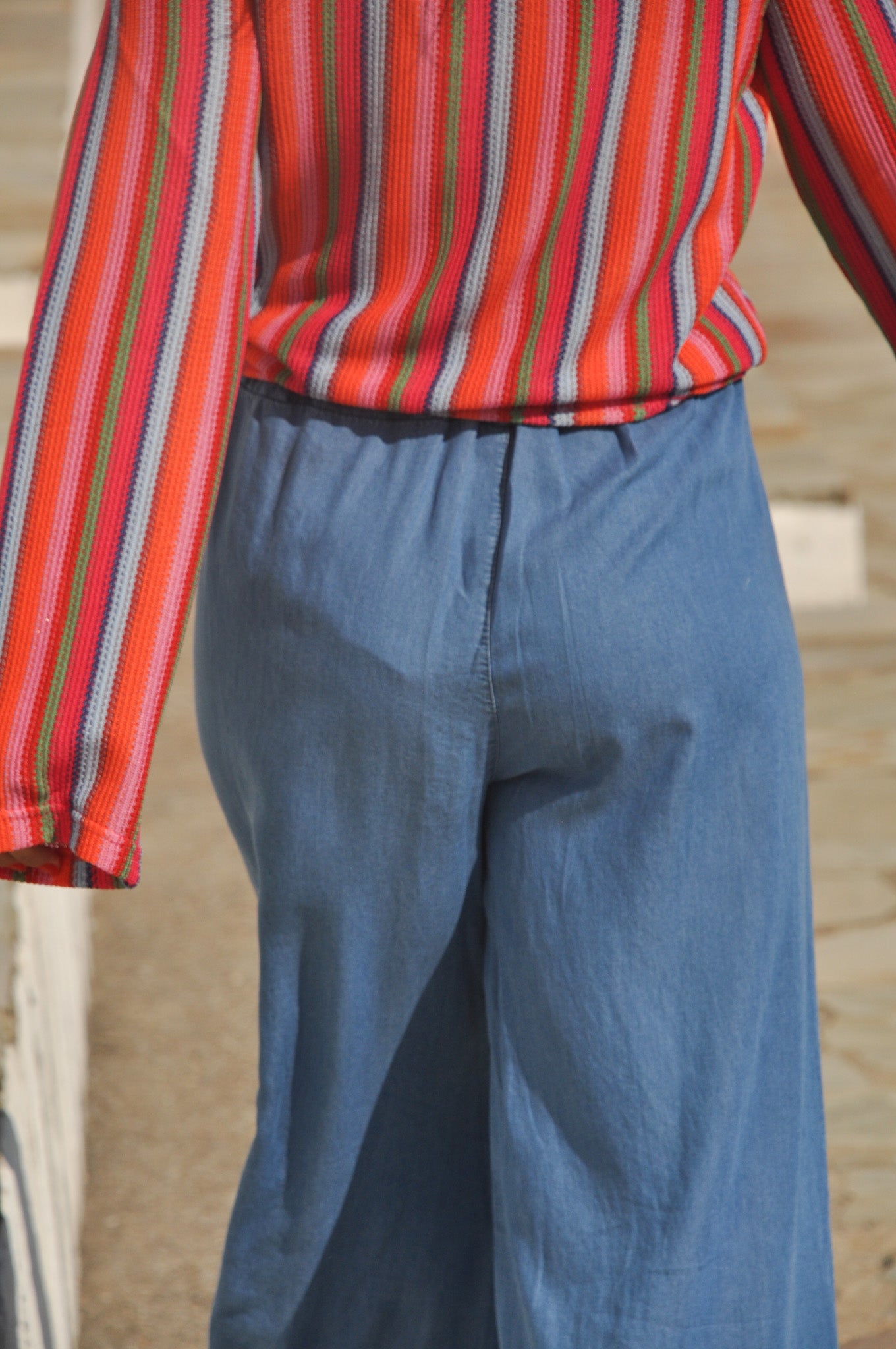 Aperçu de la coupe dos d'un pantalon large en jean fluide pour femme.