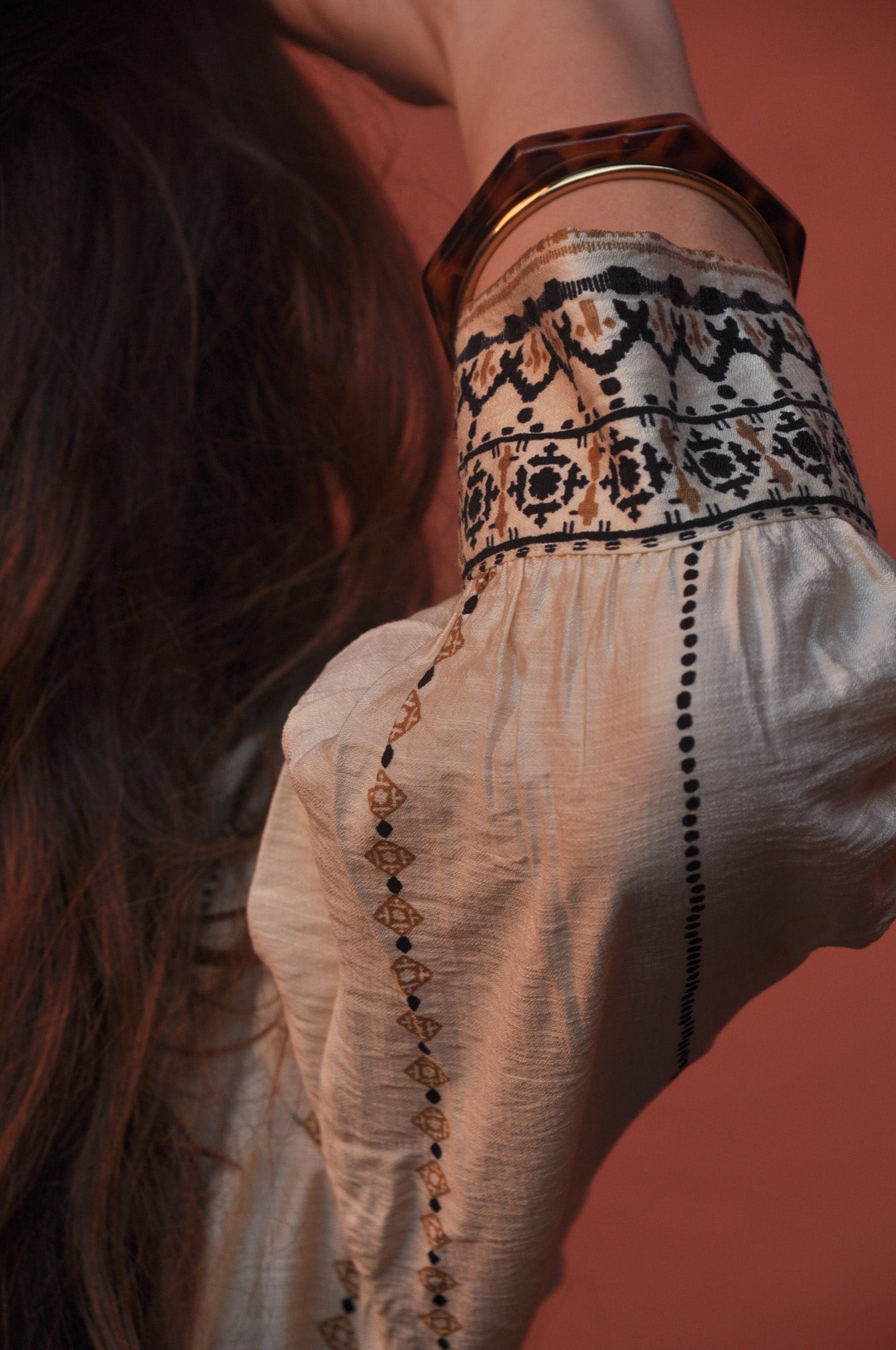 Chemise Bianca portée - look élégant décontracté femme