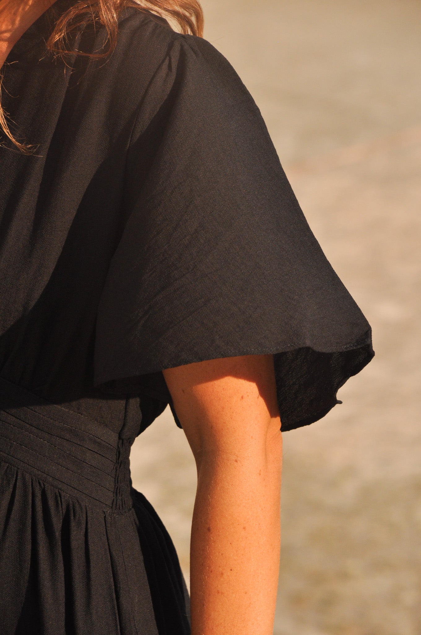 zoom-manche-papillon-robe-noire-fluide.jpg