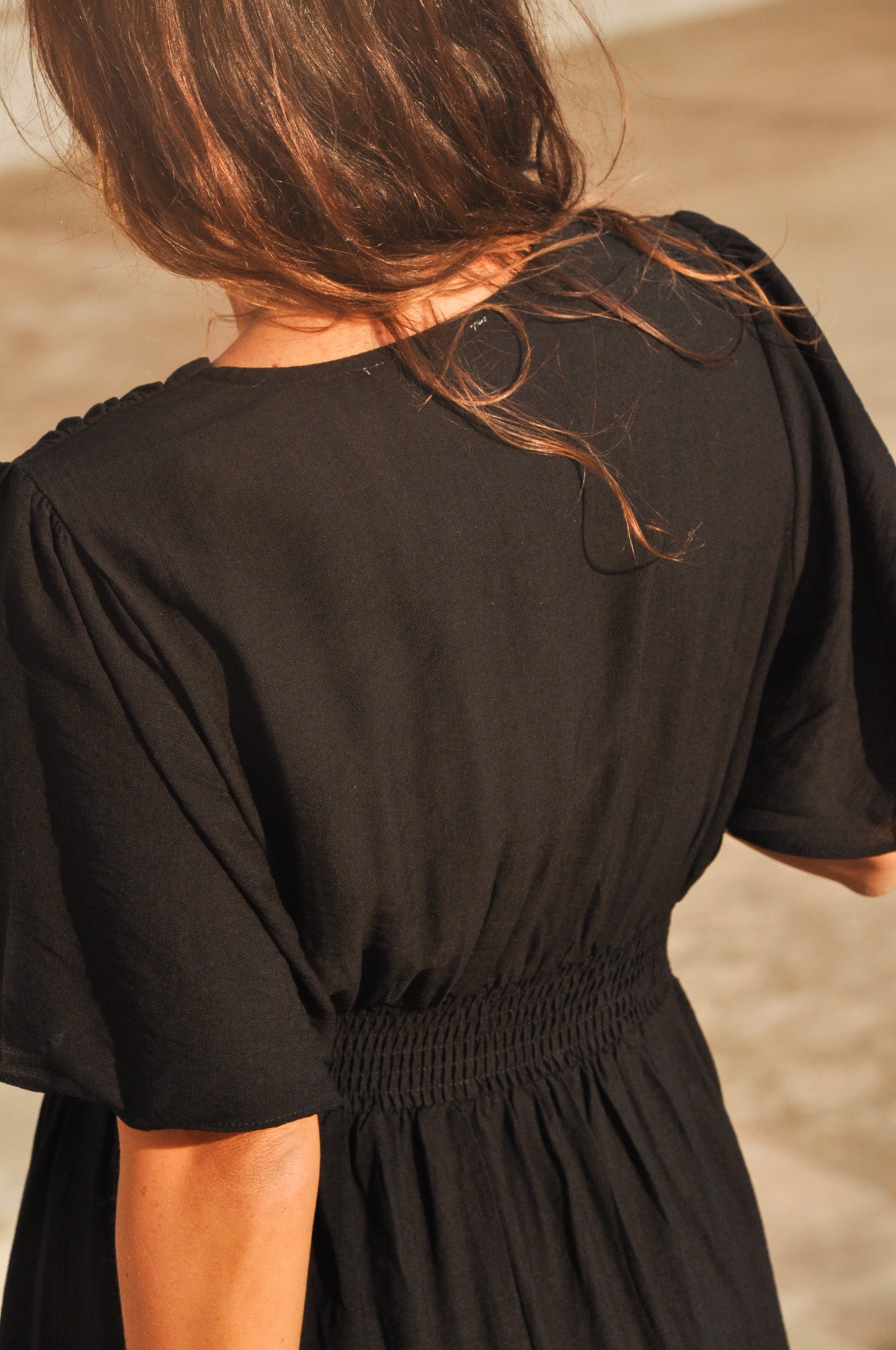 dos-robe-noire-longue-taille-elastique.jpg