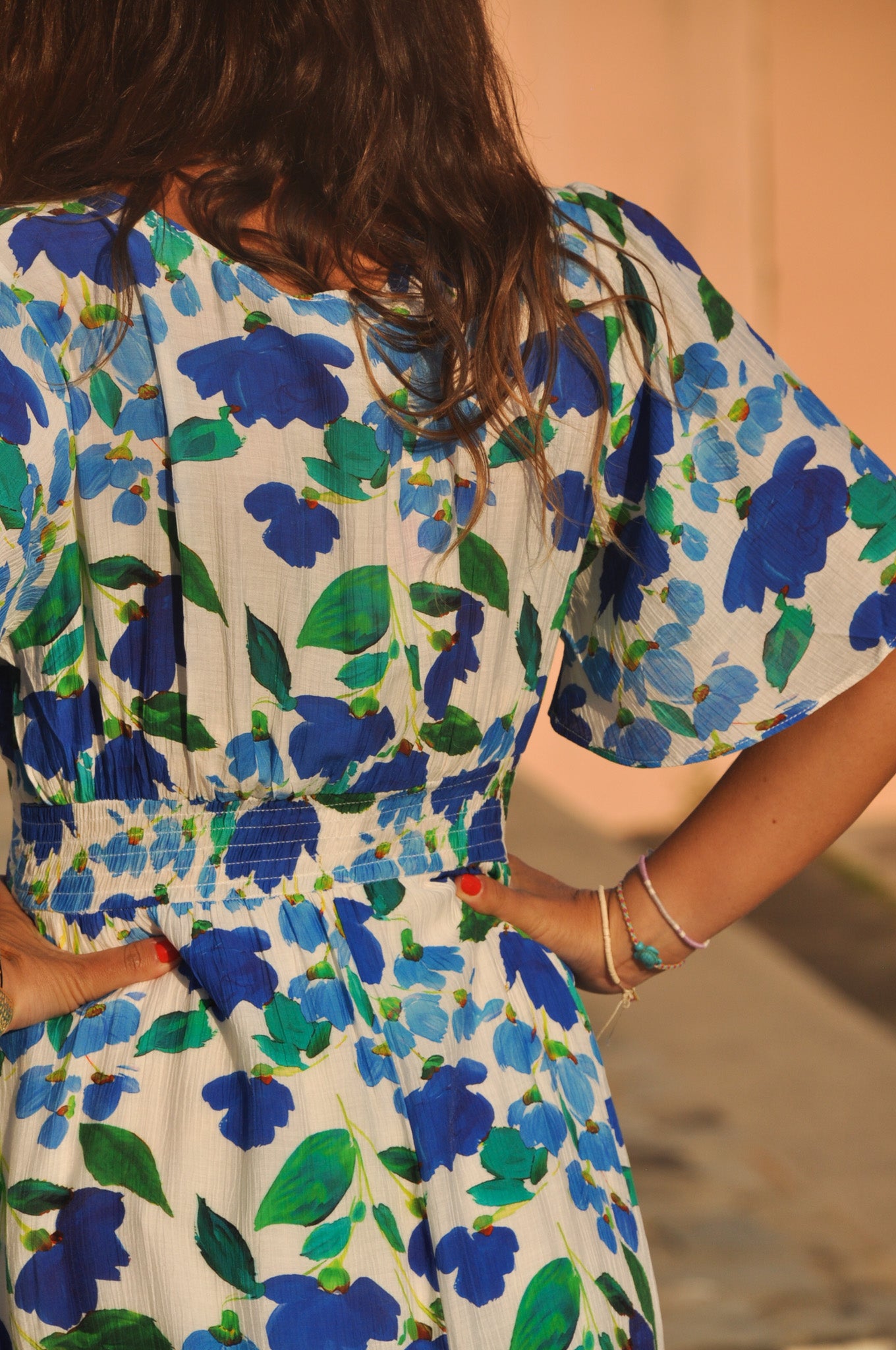 detail-decollete-v-robe-bleue-fleurie.jpg