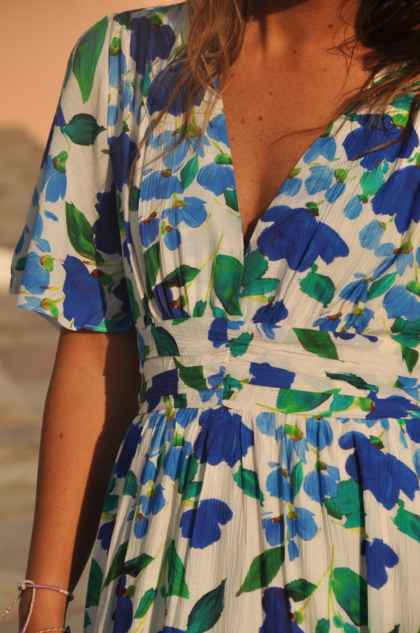 detail-manche-papillon-robe-bleue-ete.jpg
