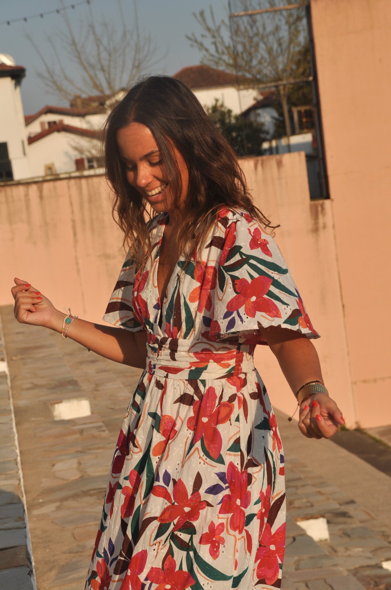 zoom-manche-papillon-robe-fleurs-rouges.jpg