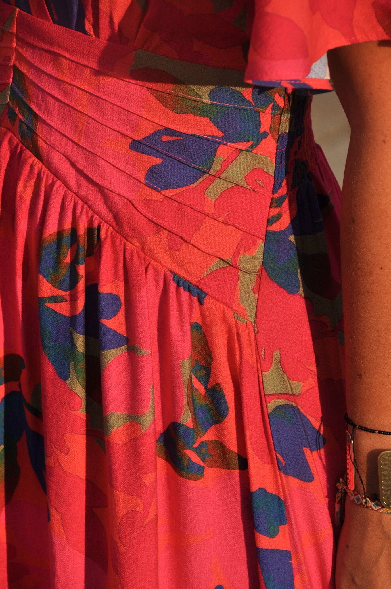 detail-taille-cintree-plislee-robe-fushia.jpg