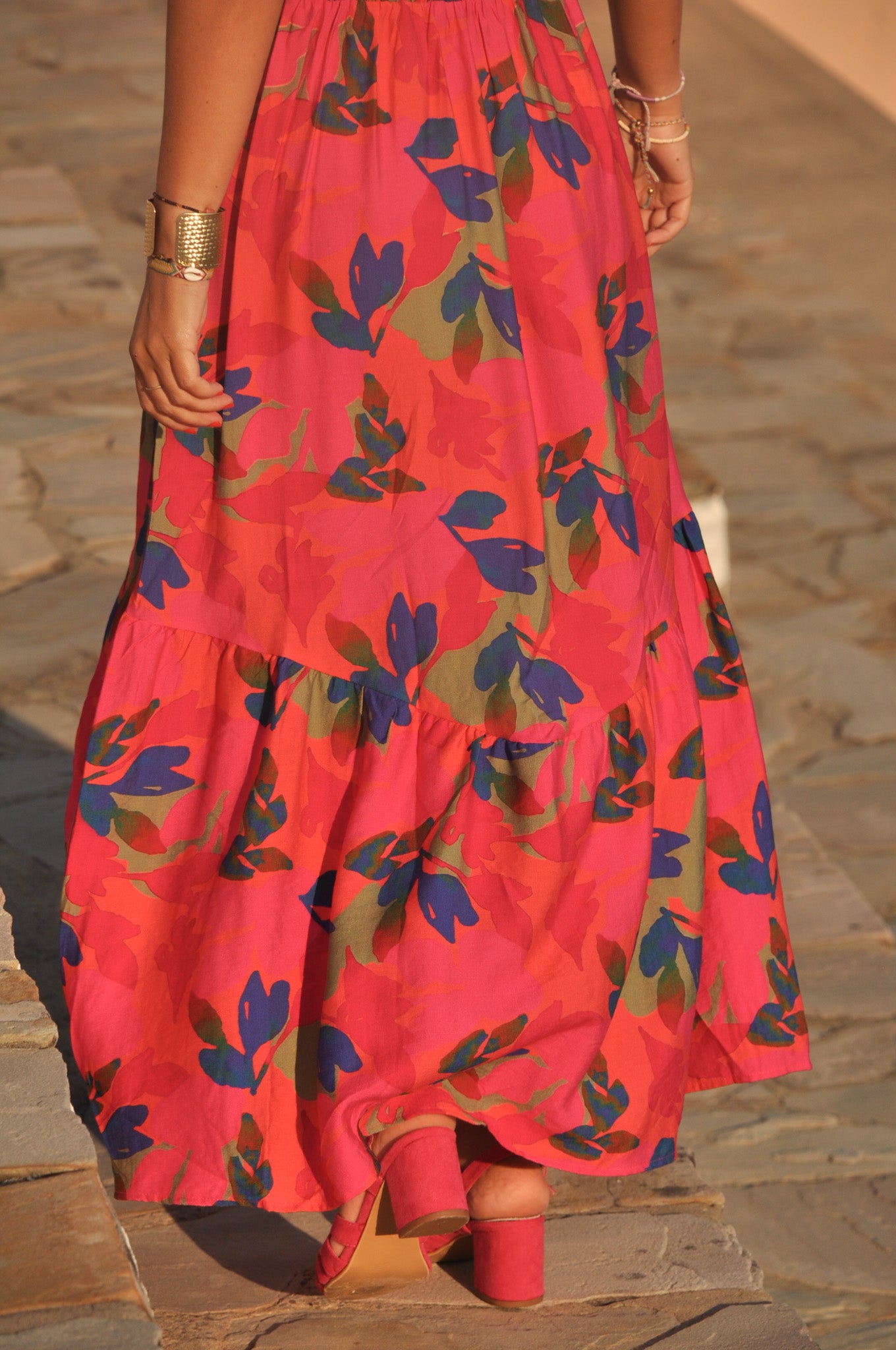 vue-arriere-robe-longue-volantee-fluide.jpg