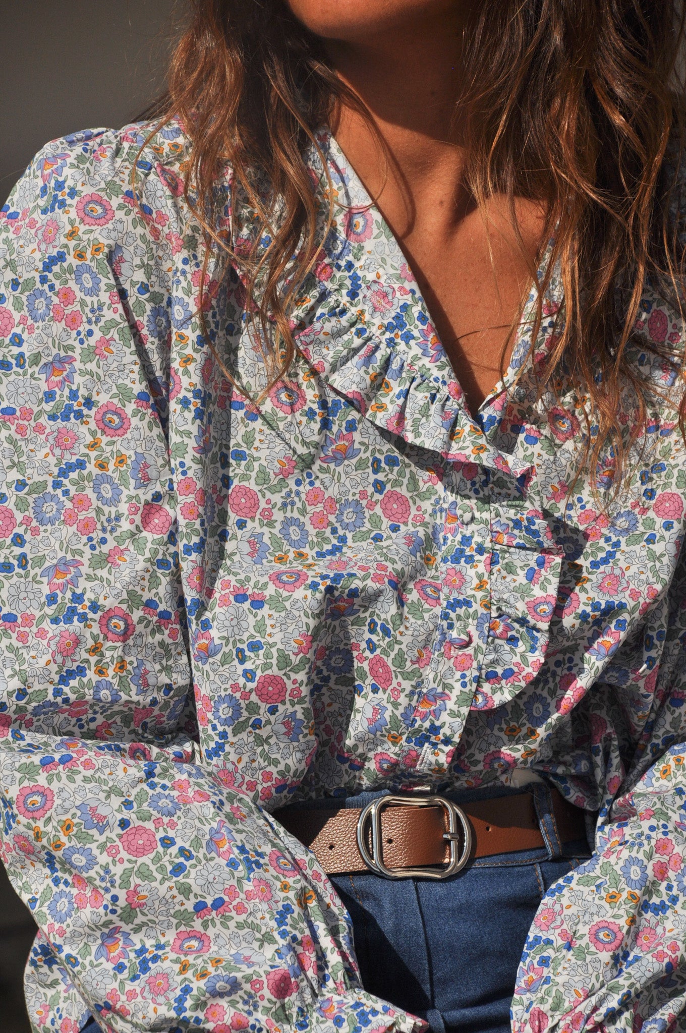 Blouse blanche à manches courtes brodée et pantalon denim large avec ceinture à nouer à la taille