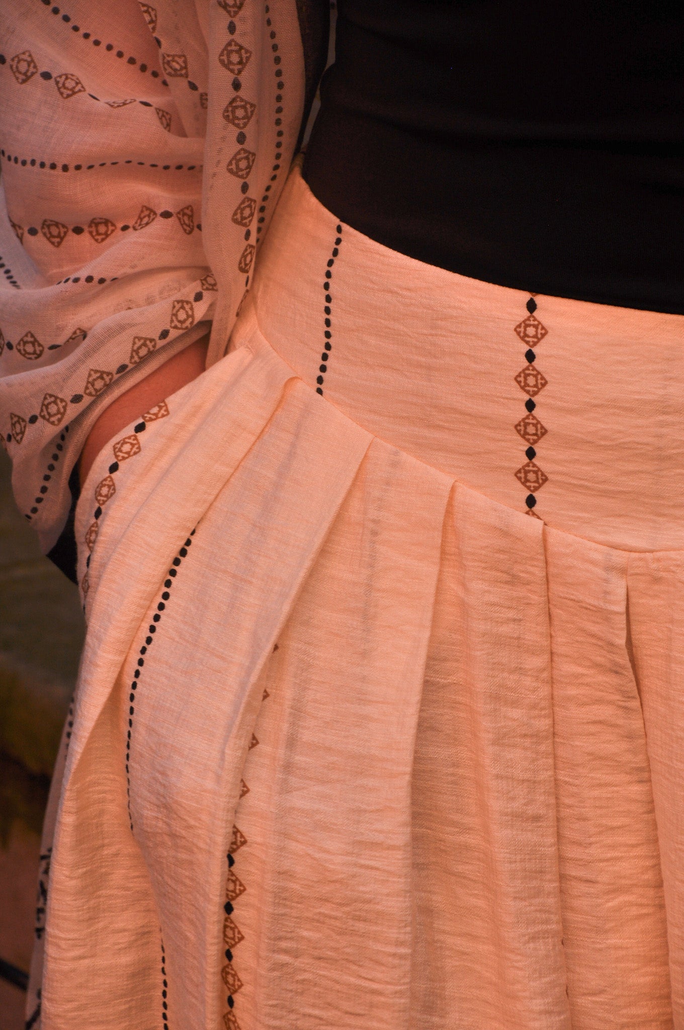 Jupe longue Kamila portée - look bohème élégant femme