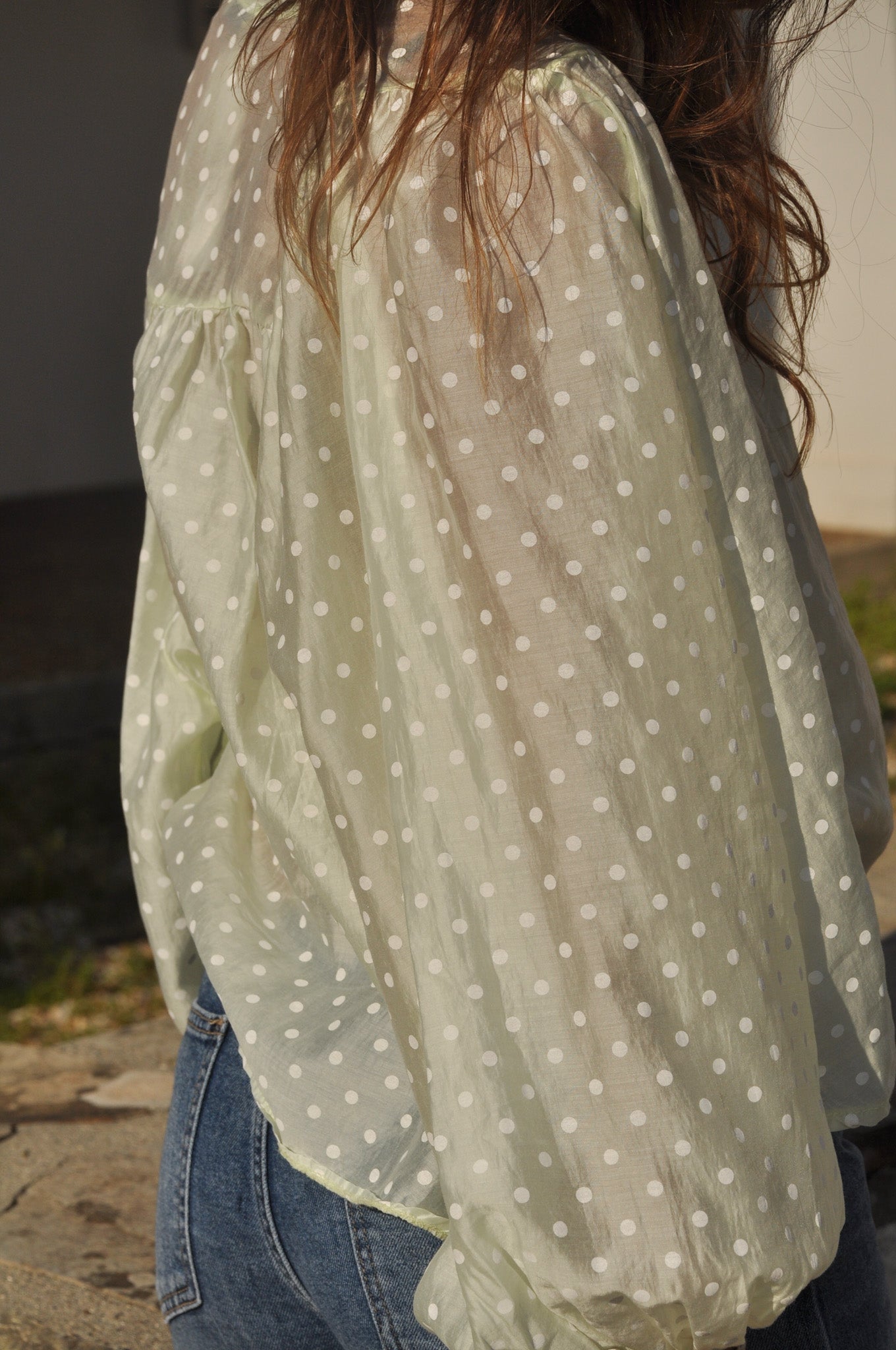 Aperçu de l'amplitude et de la fluidité de la manche de la blouse à pois